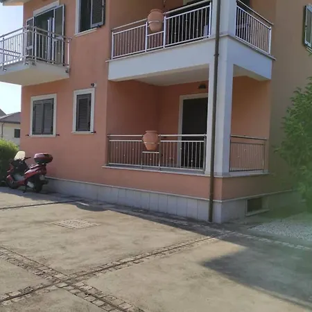 Modern 2 Bed Apartment, Free Parking & Wifi, Sleeps 4 Apartment