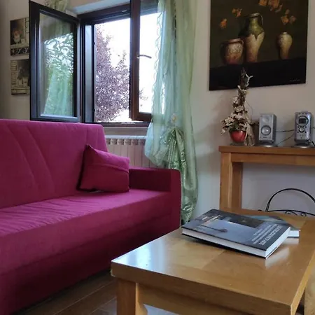 Modern 2 Bed Apartment, Free Parking & Wifi, Sleeps 4