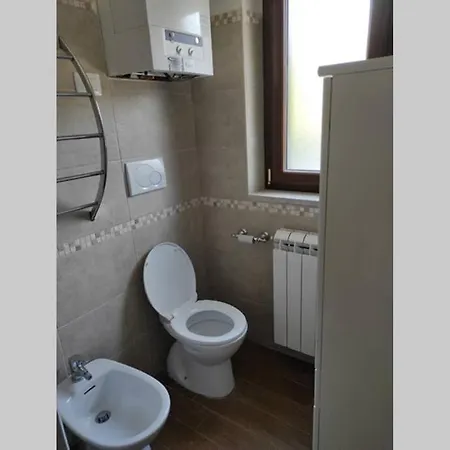 Modern 2 Bed Apartment, Free Parking & Wifi, Sleeps 4 *