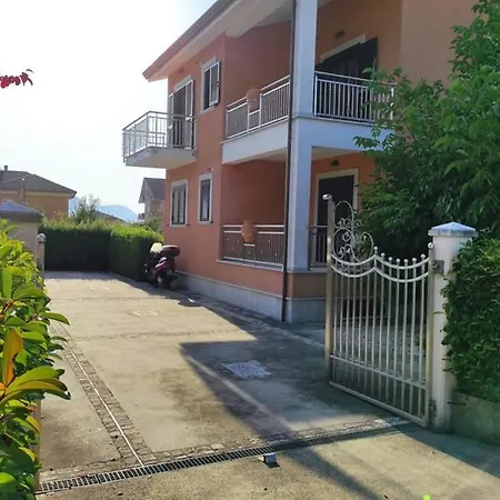 Modern 2 Bed Apartment, Free Parking & Wifi, Sleeps 4 Apartment